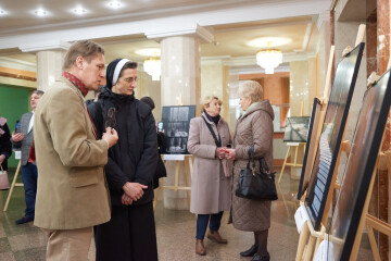 Фотовиставка про військові злочини росіян відкрилася у Луцьку