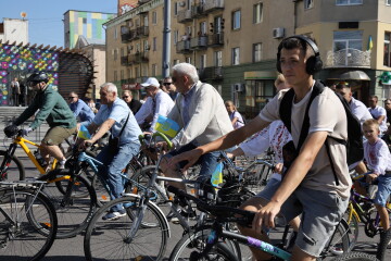 На підтримку ЗСУ у День міста відбувся традиційний велопробіг у вишиванках 