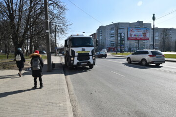 Розпочали прибирання міста від протиожеледних сумішей