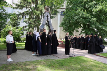 Квіти та промови: у Луцьку вшанували пам'ять жертв політичних репресій 