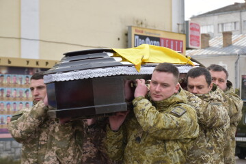 Лучани провели в останню дорогу Героя Олега Сироватка