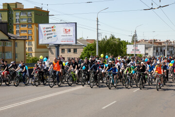 Тисячі велосипедистів проїхали вулицями Луцька у рамках Всеукраїнської акції “Велодень - 2023” 