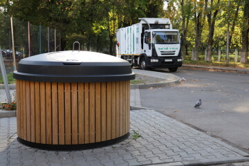 У Луцьку продовжують встановлювати напівпідземні сміттєві контейнери 