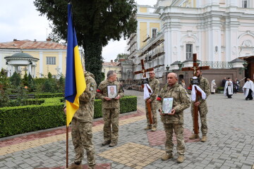 Наш спільний біль і смуток: лучани провели в останню дорогу двох Героїв –  Максима Жидкова та Олександра Крижана 