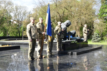 На меморіалі в День пам'яті та примирення поклали квіти до підніжжя "Пораненого солдата"