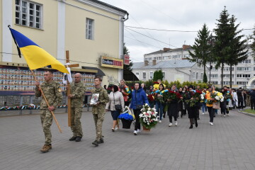  Лучани провели в останню дорогу загиблого Героя Віталія Петрука  