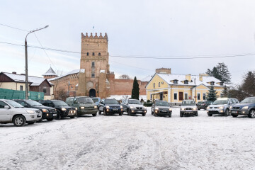 За кошти працівників міської ради придбано 10 автомобілів для військових 