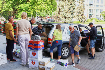 До Луцького центрального пункту допомоги приносять необхідне для військових навіть діти   