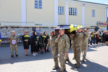 Луцьк попрощався з військовослужбовцем Олександром Юзвою