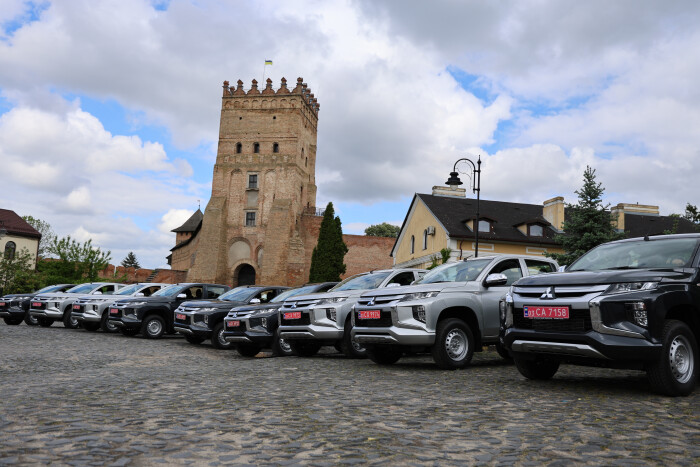 Міський голова Ігор Поліщук: “Ще 9 нових пікапів Mitsubishi L 200, придбаних за кошти Луцької громади, вирушать на фронт”  