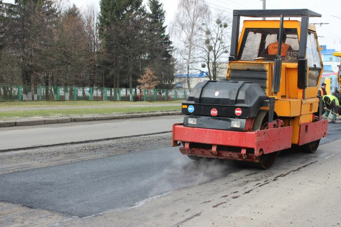 Дорожники ремонтують вулицю Дубнівську