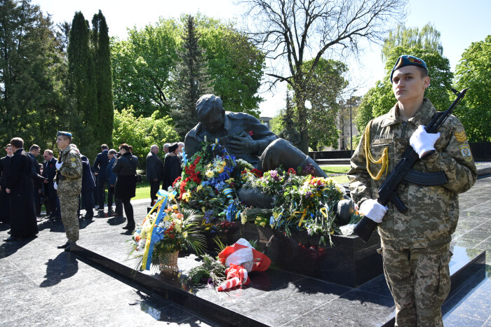 Лучани відзначили День пам’яті та примирення біля пам’ятного знаку «Поранений солдат» на меморіальному комплексі «Вічна Слава»