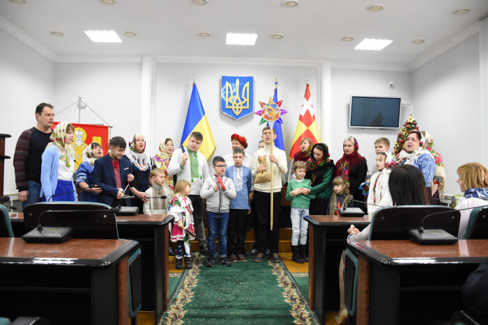 Вихованці ГО “Янголята” привітали працівників Луцької міської ради із різдвяними та новорічними святами