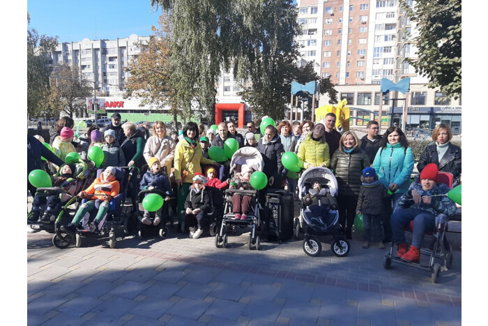 У Луцьку відбулася флешмоб-хода в підтримку хворих на ДЦП