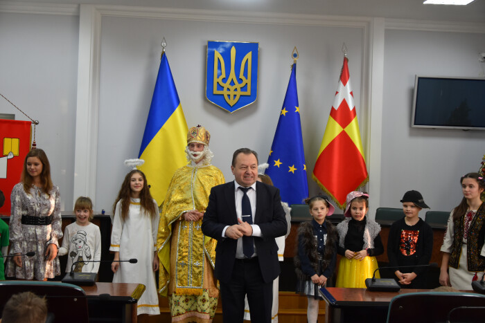  Секретар міської ради, виконувач повноважень міського голови  Григорій Пустовіт привітав юних лучан зі святом Миколая 