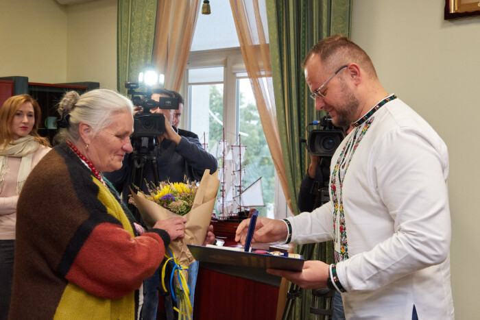 Міський голова Ігор Поліщук вручив відзнаку “Почесний громадянин Луцької міської територіальної громади” мамі загиблого героя Сергія Сулими    