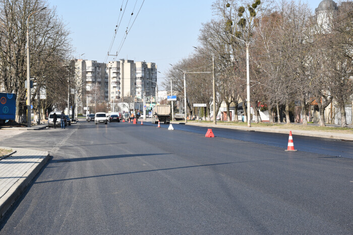 Works on laying the top layer of asphalt on the part of Rivnenska Street are being completed