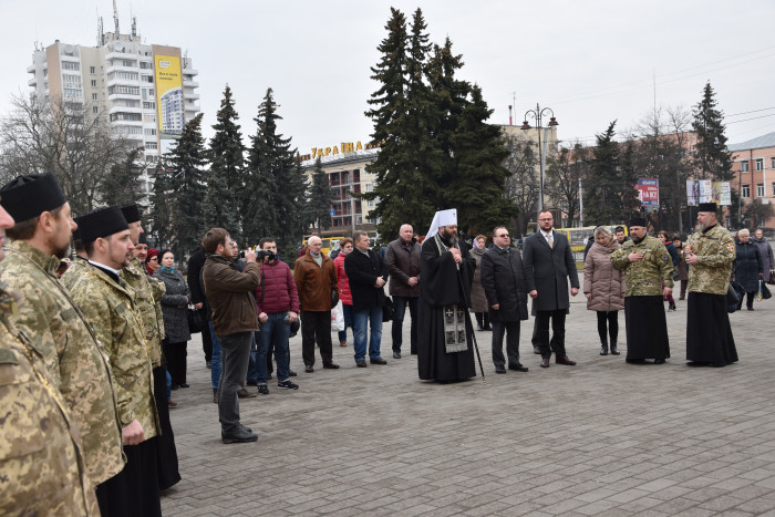 У День українського добровольця біля пам'ятного фотостенду “Герої Небесної Сотні — Загинули за єдність України” відслужили панахиду   