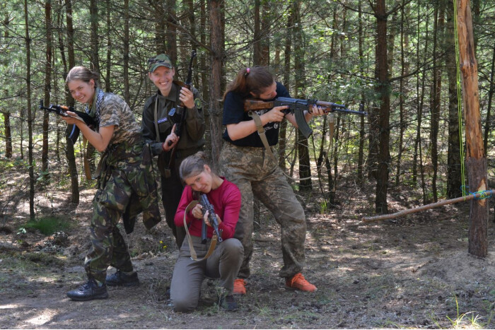 Зброєзнавство, медицина та посиденьки біля вогнища: на Волині відбулися військово-патріотичні табори «Легіонер» та «Оріяна»