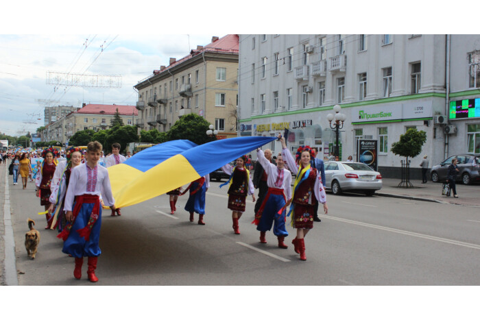 Луцькі школярі пройшли пішою ходою до Театральної площі нашого міста