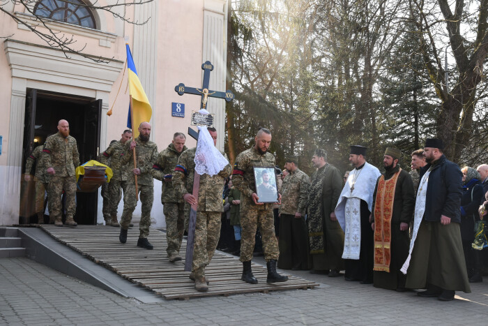 Лучани попрощалися із загиблим у війні з РФ Михайлом Приступою