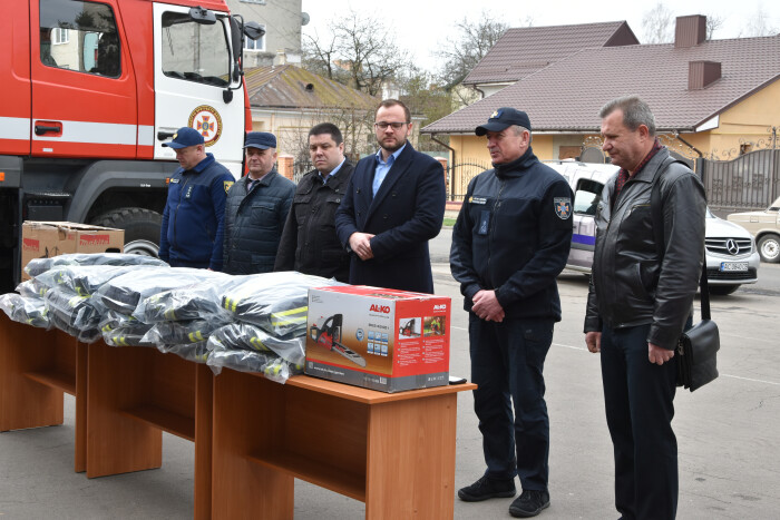 Радник міського голови Ігор Поліщук вручив рятувальникам 15 комплектів костюмів для гасіння пожеж