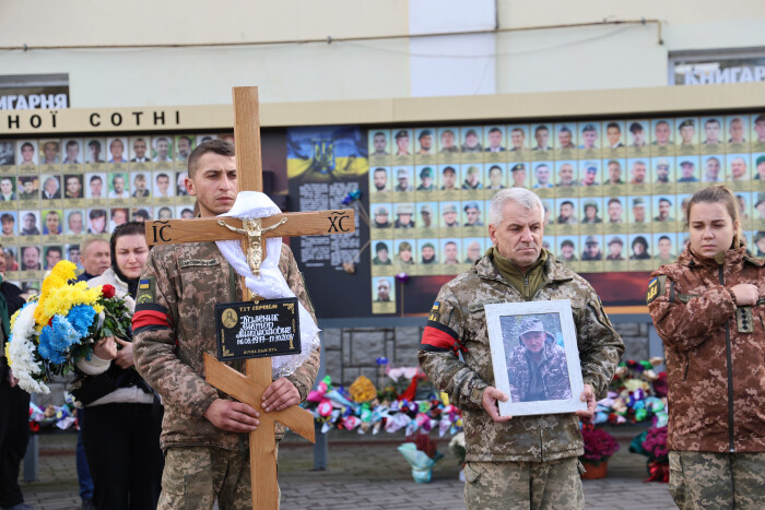 Вічна пам’ять і шана: у Луцьку попрощалися із захисником України Віктором Калеником