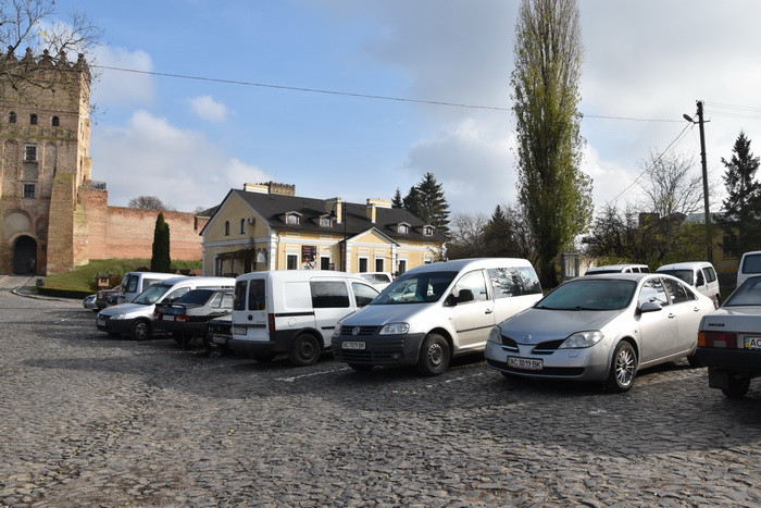 На Замковій площі відкрито платну парковку