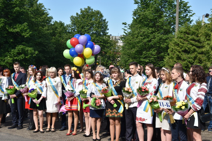  У  школах Луцька пролунав останній дзвінок