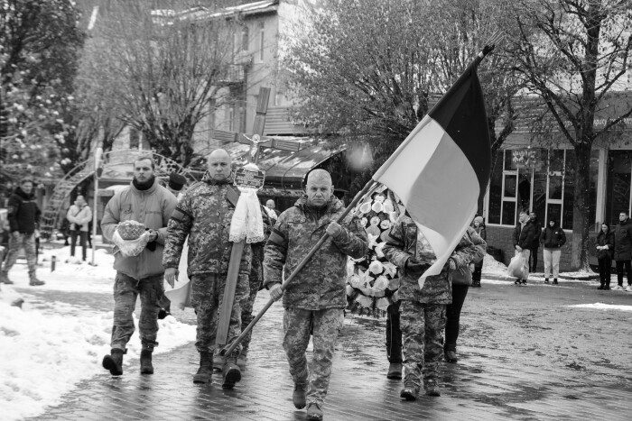 Громада оплакує Героя: у Луцьку відбулося прощання із військовослужбовцем Юрієм Волошиним 