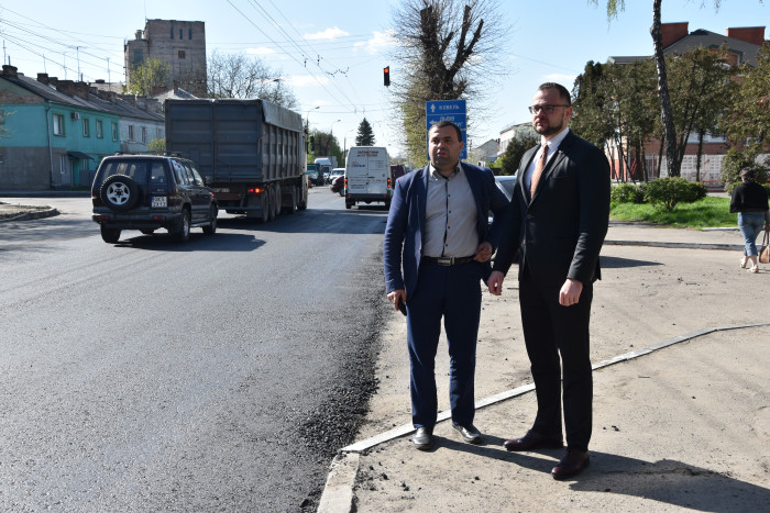 Радник міського голови Ігор Поліщук ознайомився з ходом ремонтних робіт на вулицях та прибудинкових територіях