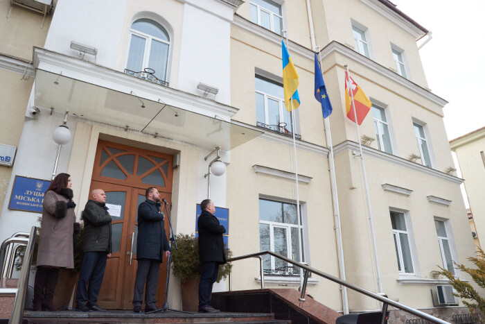 У День єднання біля міської ради підняли Державний прапор 