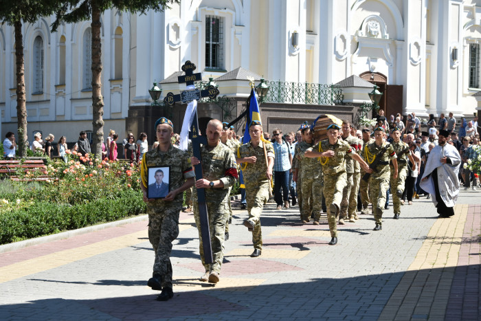 Лучани провели загиблого на Сході Героя в останню путь