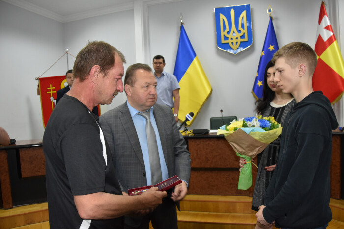 Батькові загиболого бійця 14-ї ОМБР Андрія Єлістратова вручили відзнаку сина “За мужність” ІІІ ступеня, якою його нагородили посмертно