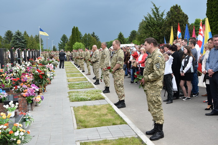 На Алеї почесних поховань відслужили панахиду за загиблими