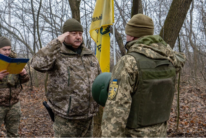 Волинянин Віталій Савчук, за особисту мужність і героїзм, нагороджений нагрудним знаком “Золотий хрест”