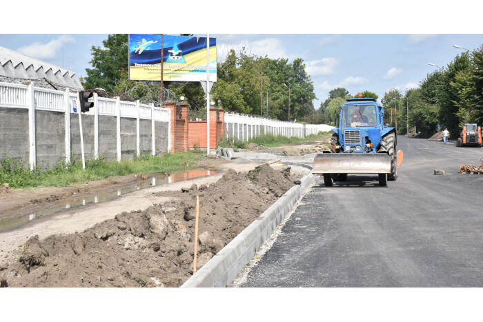 У Луцьку продовжують ремонтувати дороги та пішохідні доріжки