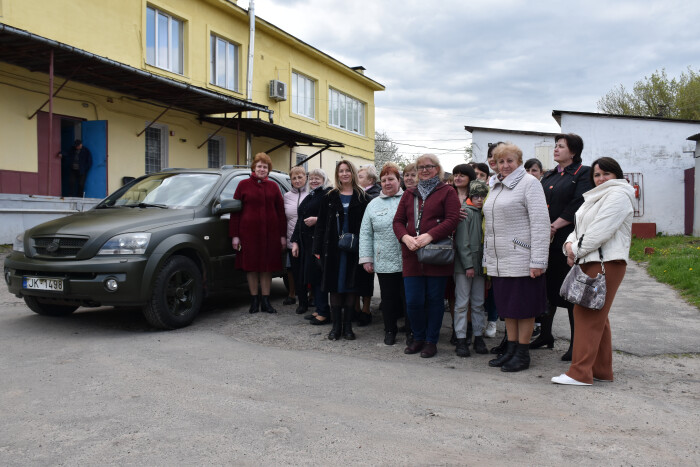 Працівники Луцького комбінату шкільного та студентського харчування придбали для бійців 100-ї окремої бригади ТрО автомобіль 