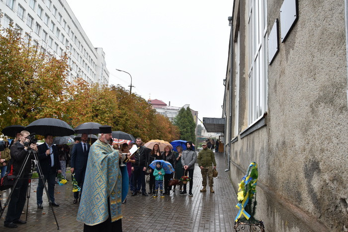 На приміщенні навчально-виховного комплексу № 9 відкрили меморіальну дошку Герою Максиму Гринчишину