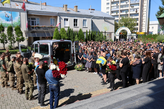 Лучани провели в останню дорогу Героя Романа Самусіка