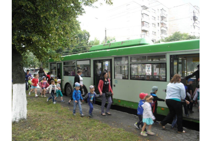 Екскурсія на тролейбусі для дошкільнят