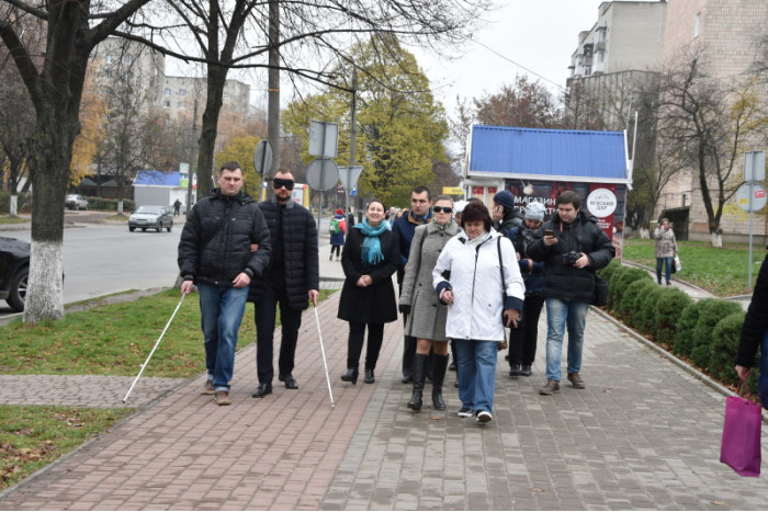 Посадовці  міської ради проведуть день у темряві, аби дослідити доступність Луцька для незрячих людей