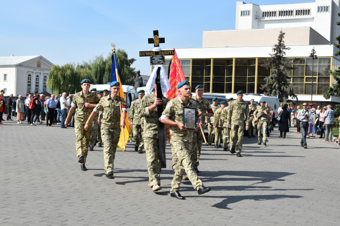 Лучани попрощалися із загиблим в Іловайському котлі Юрієм Лавренчуком