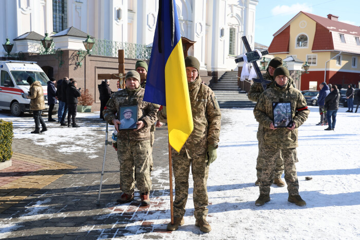 Лучани провели в останню дорогу двох захисників України – Романа Конделя та Віталія Никитишина