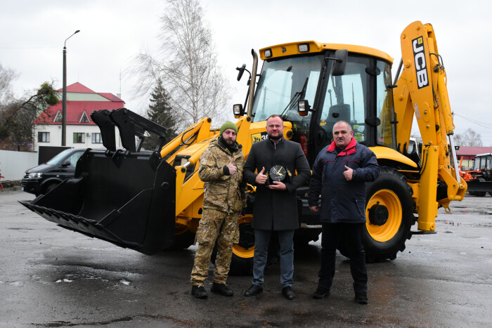 Військові отримали від Луцької громади  потужний трактор JCB