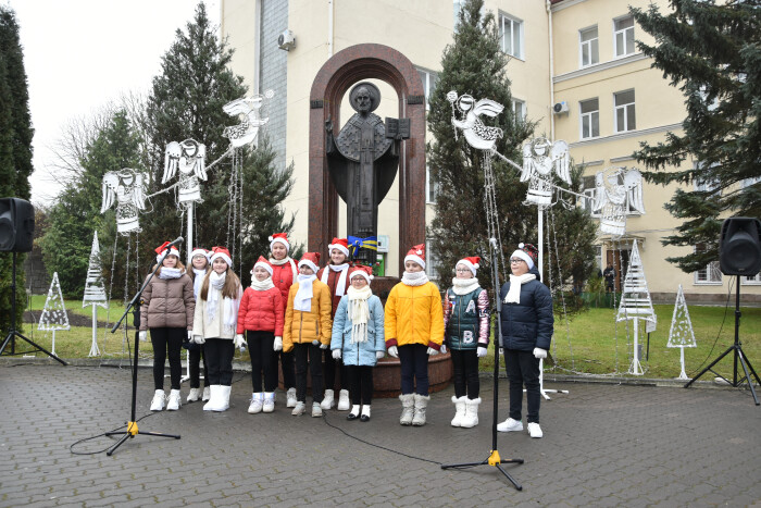 “Миколай пам'ятає про всіх”: волонтери розвозять подарунки діткам з інвалідністю