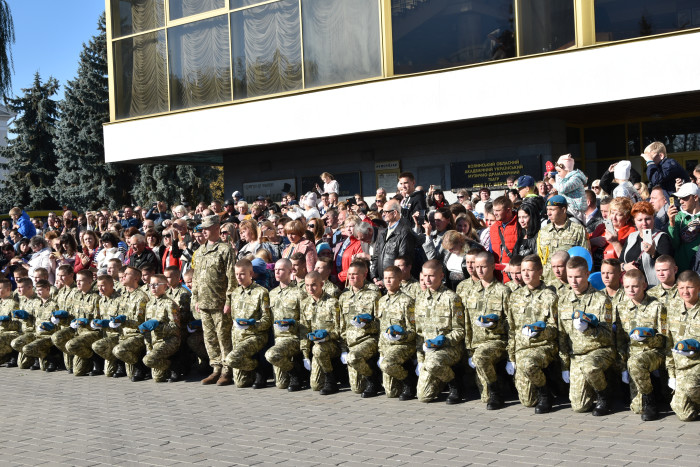 На Театральному майдані відбулася посвята у ліцеїсти учнів Волинського обласного ліцею з посиленою військово-фізичною підготовкою імені Героїв Небесної Сотні