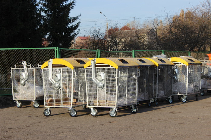 Підприємство “Луцькспецкомутранс” придбало нові контейнери для роздільного збору сміття