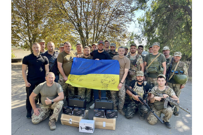 Міський голова Ігор Поліщук передав автомобілі та обладнання для військових, що служать на Запорізькому напрямку