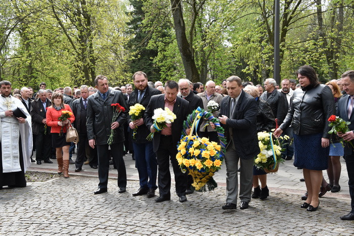 Лучани  поклали квіти до пам’ятного знака “Жертвам Чорнобиля”